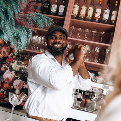 Barman in Cocktailbar Post Schiedam
