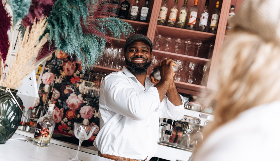 Barman in Cocktailbar Post Schiedam