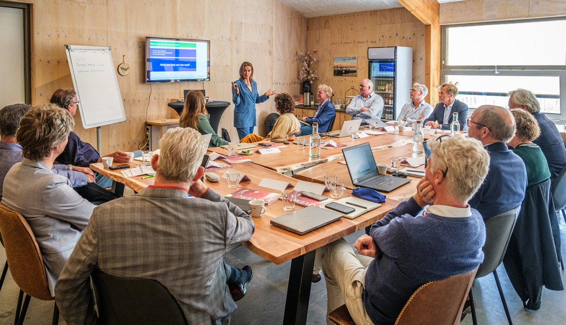 Leden LRRT aan de vergadertafel in Naarden